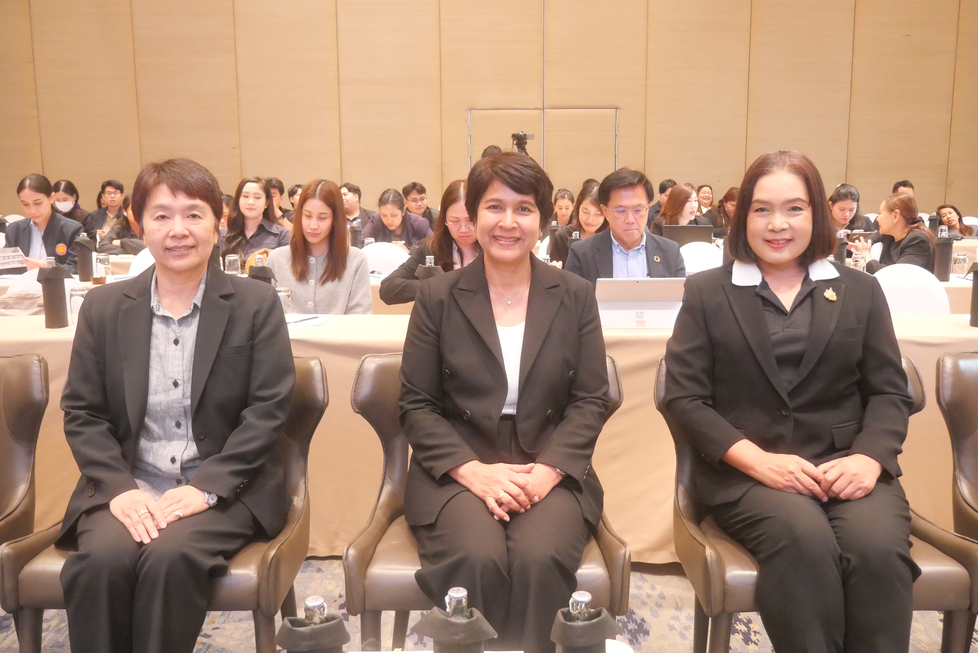 title - ส.ป.ก. ร่วมเป็นเกียรติในพิธีเปิดงานประชุมเผยแพร่ (Press Conference) เพื่อนำเสนอรายงานและการประเมินผลการดำเนินงานเสริมพลังความร่วมมือด้านการเปลี่ยนแปลงสภาพภูมิอากาศของประเทศไทย 